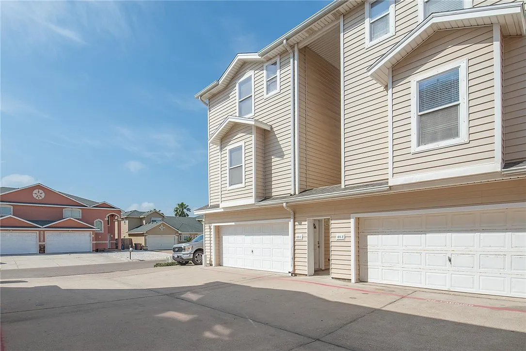 3 bed, 3.5 bath, 1700 sqft, $2,950 — Photo 3