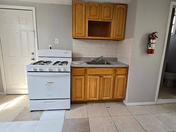 4th image of 142 Inslee Pl #2R