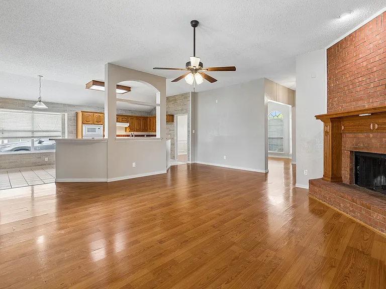300 Thomas Dr — Photo 10