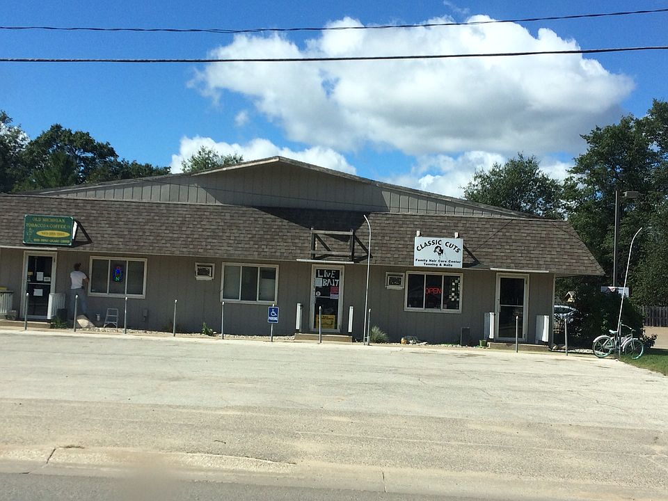 2nd image of 1727 N Saint Helen Rd