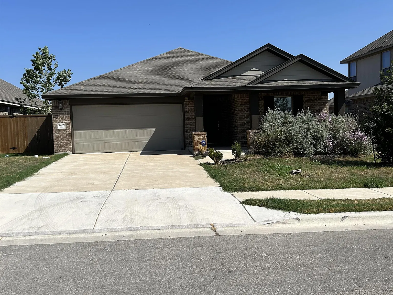 3465 Pauling Loop - 1 — Photo 1