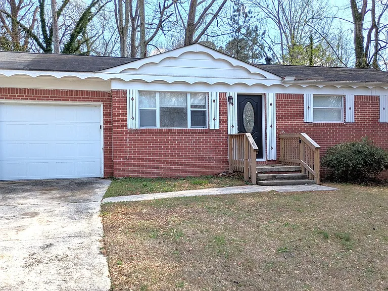 1410 Willow Dr — Photo 2