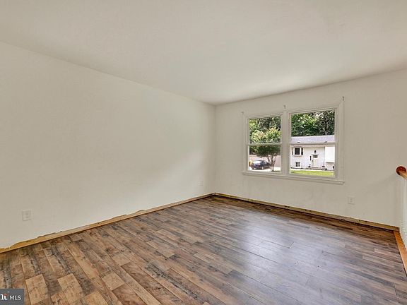 5th image of 449 Cloverdale Cir