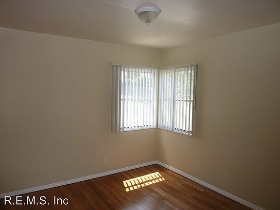 3rd image of 938 S Oak St APT 3
