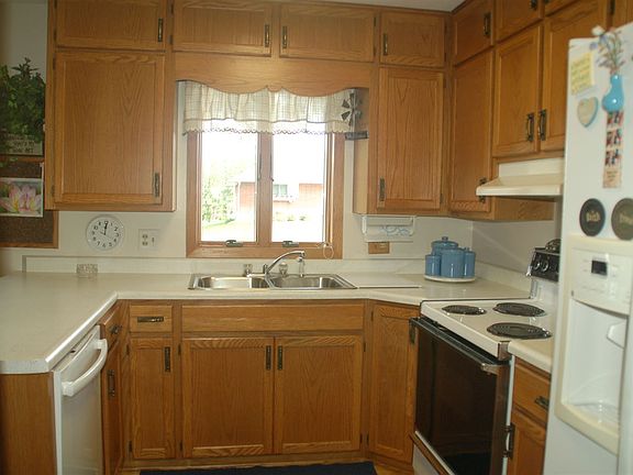 3rd image of 1216 Elm St