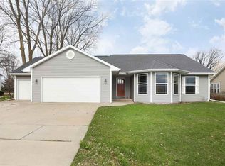 935 Linden Oaks Dr, Oshkosh, WI 54904