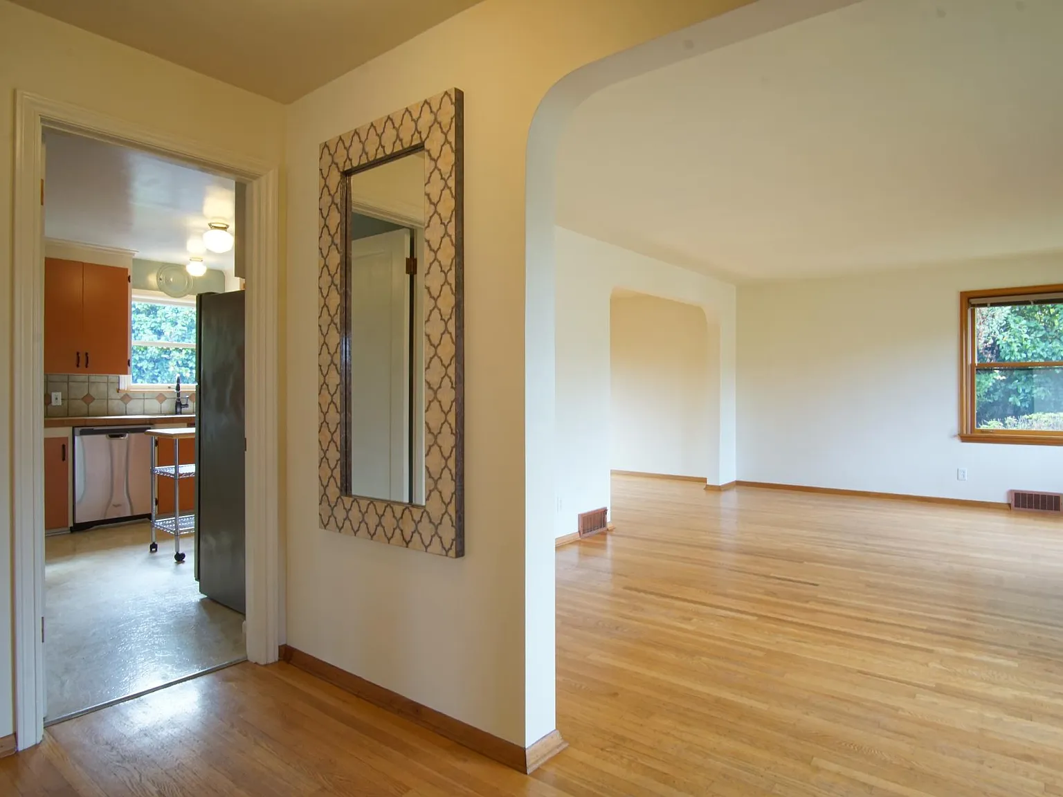 2428 Queen Anne Ave N — Photo 3