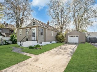 111 S 4th St, Lindenhurst, NY 11757