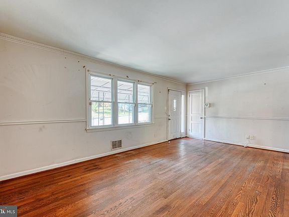 3rd image of 3815 71st Ave