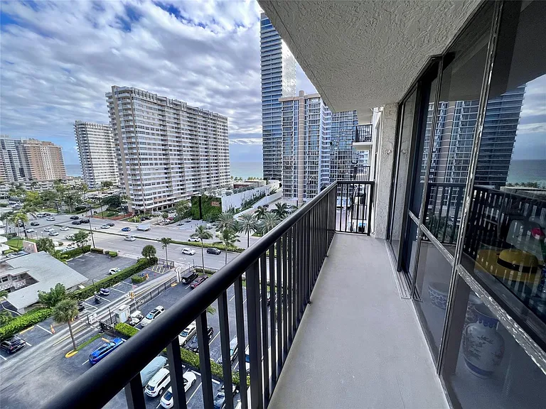 2049 S Ocean Dr — Photo 4