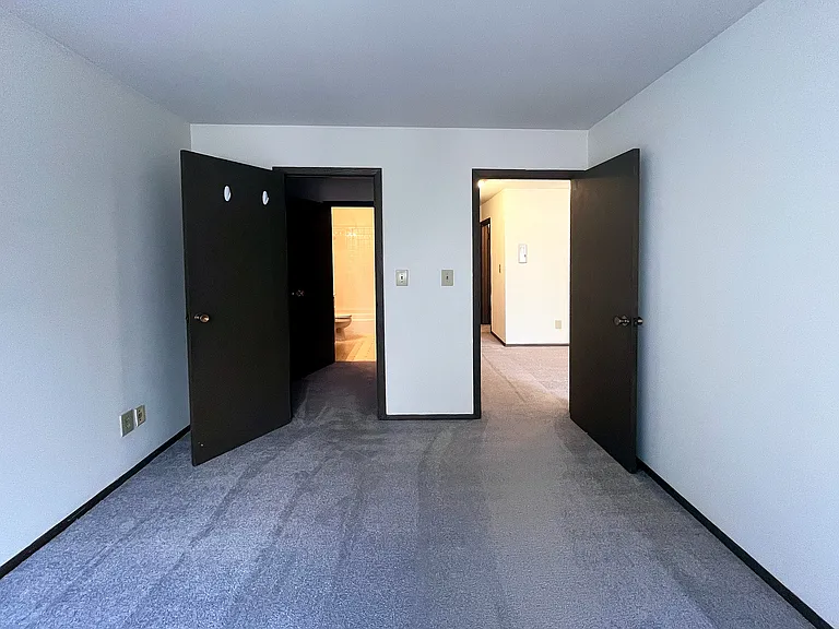 Classic 1 Bed / 1 Bath - 700 SF - Bedroom