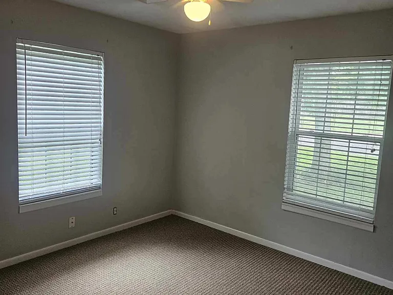 208 W College St — Photo 5
