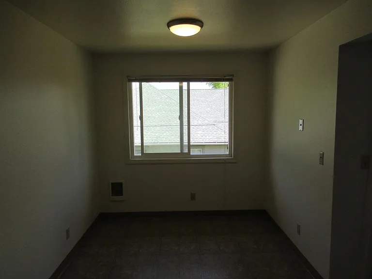 Two Bedroom Apt. w/ Washer and Dryer — Photo 8
