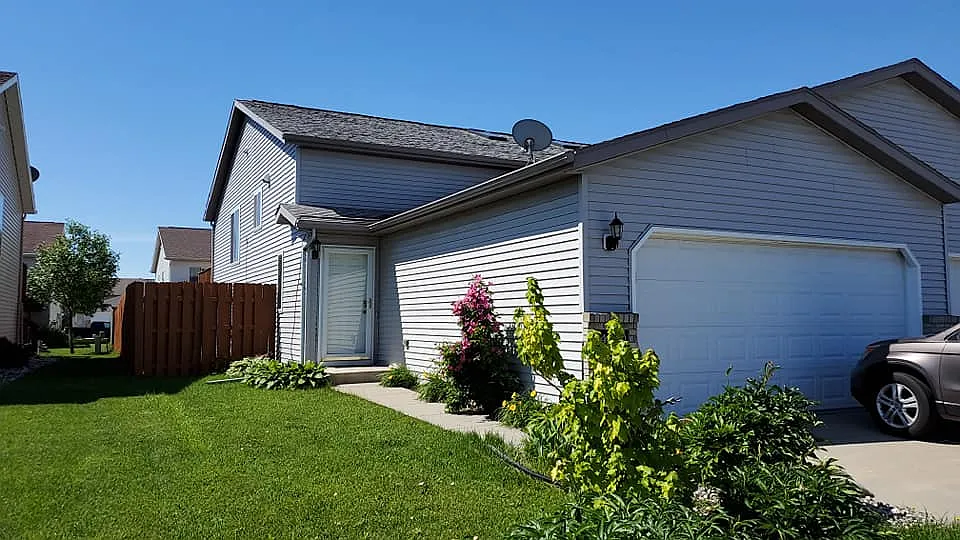 3 bed, 1984 sqft, $1,800 — Photo 1