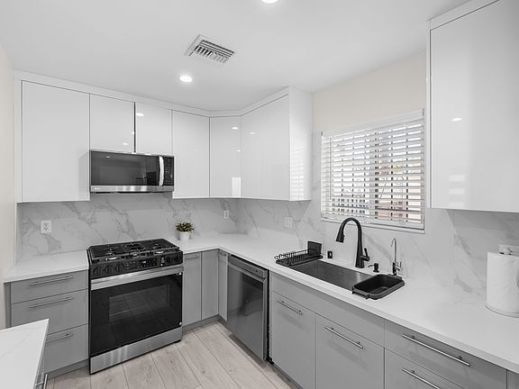 2nd image of 823 E Verdugo Ave