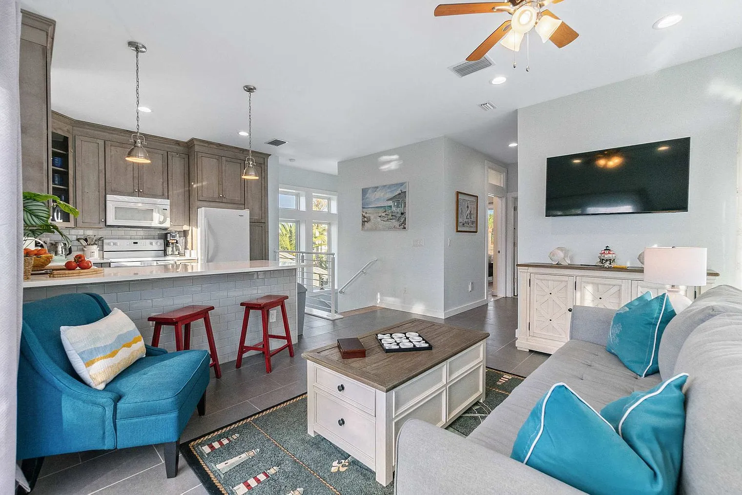 3 bed, 2.0 bath, 1237 sqft, $4,008 — Photo 3
