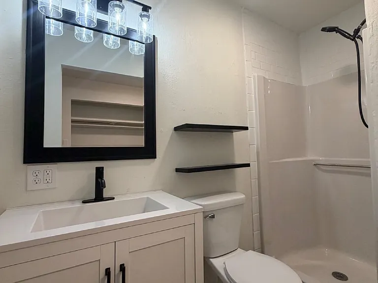 2116 W Elm St — Photo 17