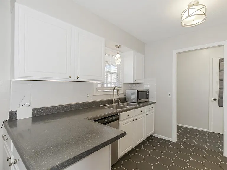 407 SW Stratford Rd — Photo 12