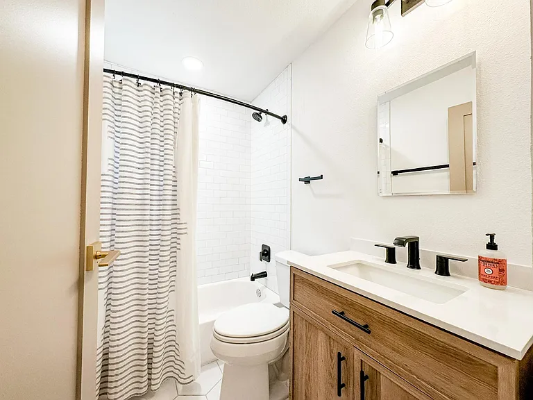 401 E Amelia Ave — Photo 30