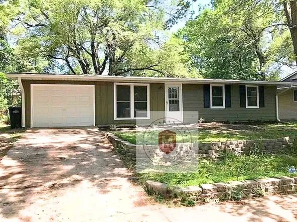 402 Holiday Dr, Lansing, KS 66043