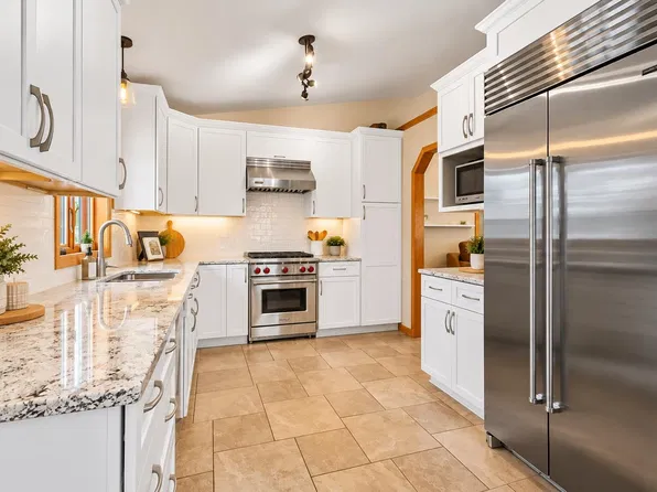 829 Edgemore Dr, Sun Prairie, WI 53590