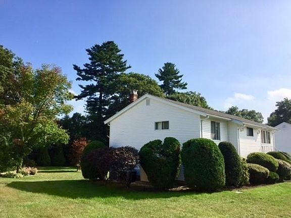 3rd image of 6 Oakridge Dr