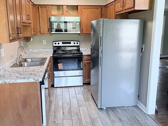 5th image of 16 Denwood Dr