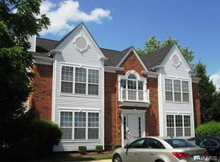 325 Clayton Crossing Dr #B, Ballwin, MO 63011