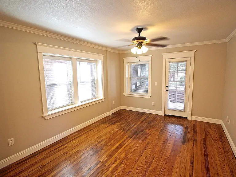 2803 Charlotte St — Photo 40