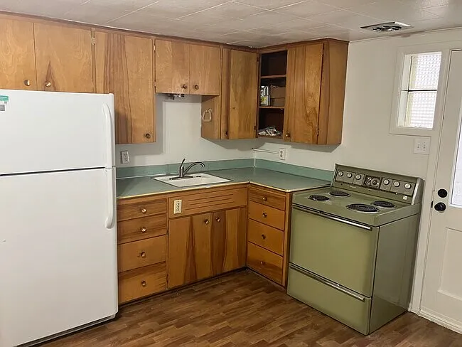 916 W A St — Photo 1