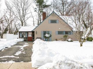 226 Willowood Dr, Wantagh, NY 11793