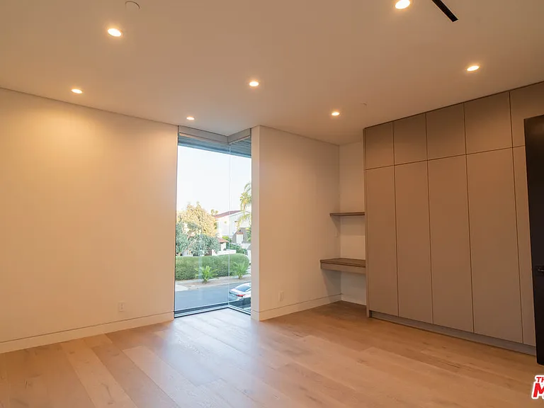 829 N Ogden Dr — Photo 41