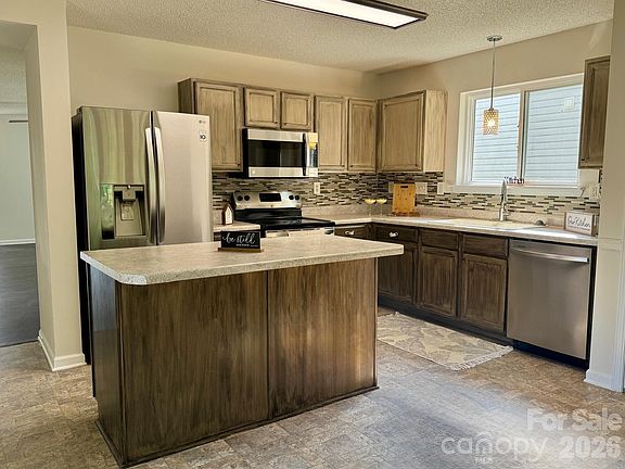 4th image of 229 Waterlemon Way