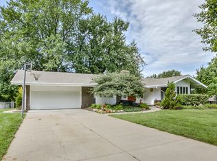 2306 Kent Cir, Omaha, NE 68144