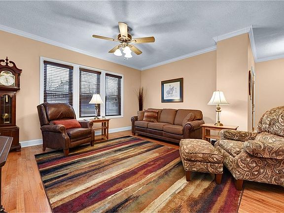 4th image of 142 E Main St