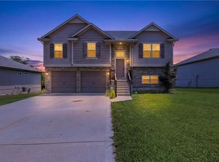 809 N Whispering Hills Dr, Lone Jack, MO 64070
