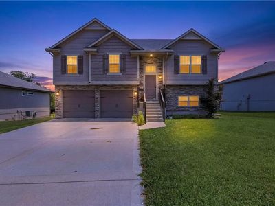809 N Whispering Hills Dr, Lone Jack, MO, 64070
