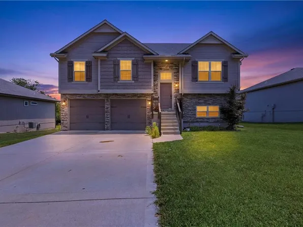 809 N Whispering Hills Dr, Lone Jack, MO 64070