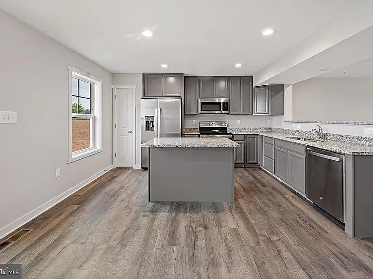 4 bed, 1895 sqft, $2,000 — Photo 4