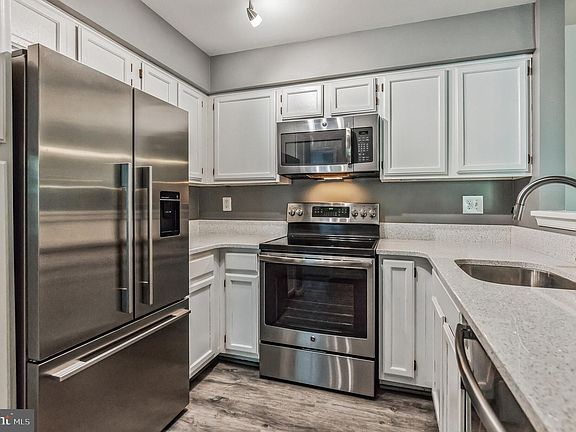 5th image of 6911 Victoria Dr Unit G