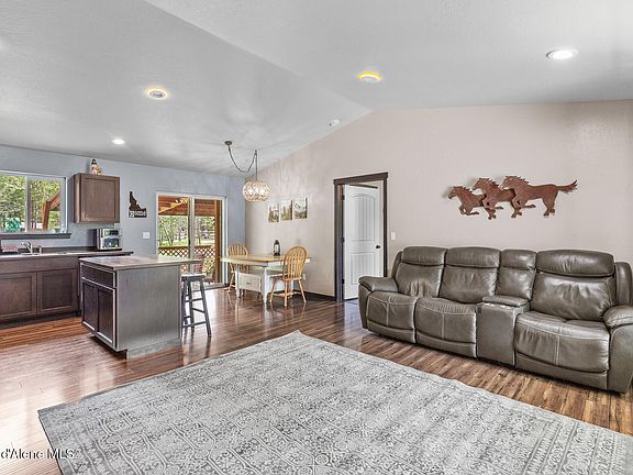5th image of 299 Cardinal Ln