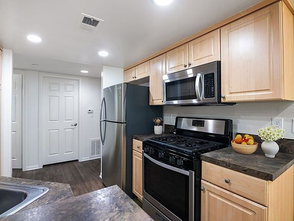 5th image of 1030 Broadway #121