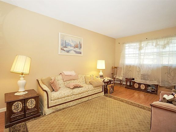 4th image of 65 Breeze Ave
