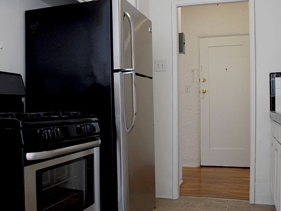 5th image of 1226 N Havenhurst Dr APT 6
