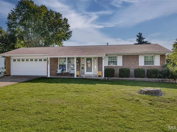 202 Meadowbrook Dr, Farmington, MO 63640