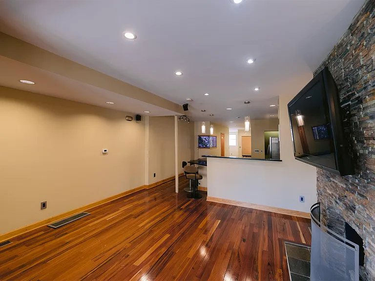 252 S Washington Ave — Photo 5