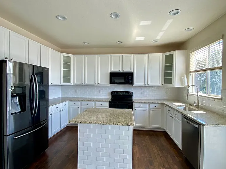7605 Dobbs Dr — Photo 6