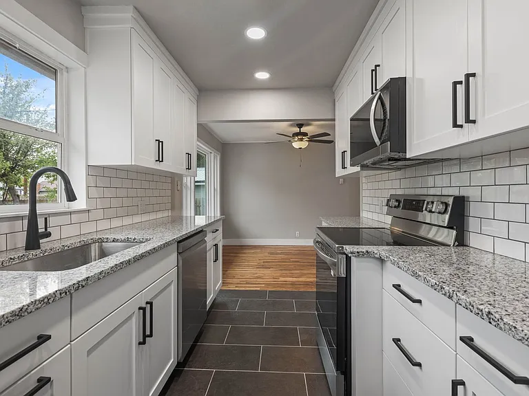 B345AG — Photo 2