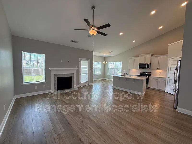 4 bed, 3.0 bath, 2199 sqft, $2,750 — Photo 3