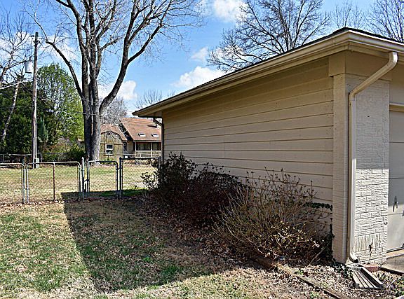 3rd image of 813 Lakeview Dr
